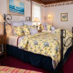 Samuel Langhorne Clemens Room offering one of the best places to stay in Falmouth, MA