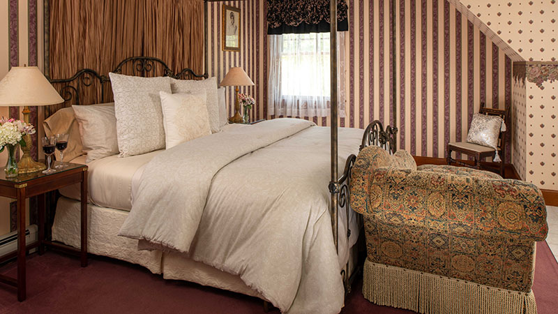 Comfortable guest room at Palmer House In